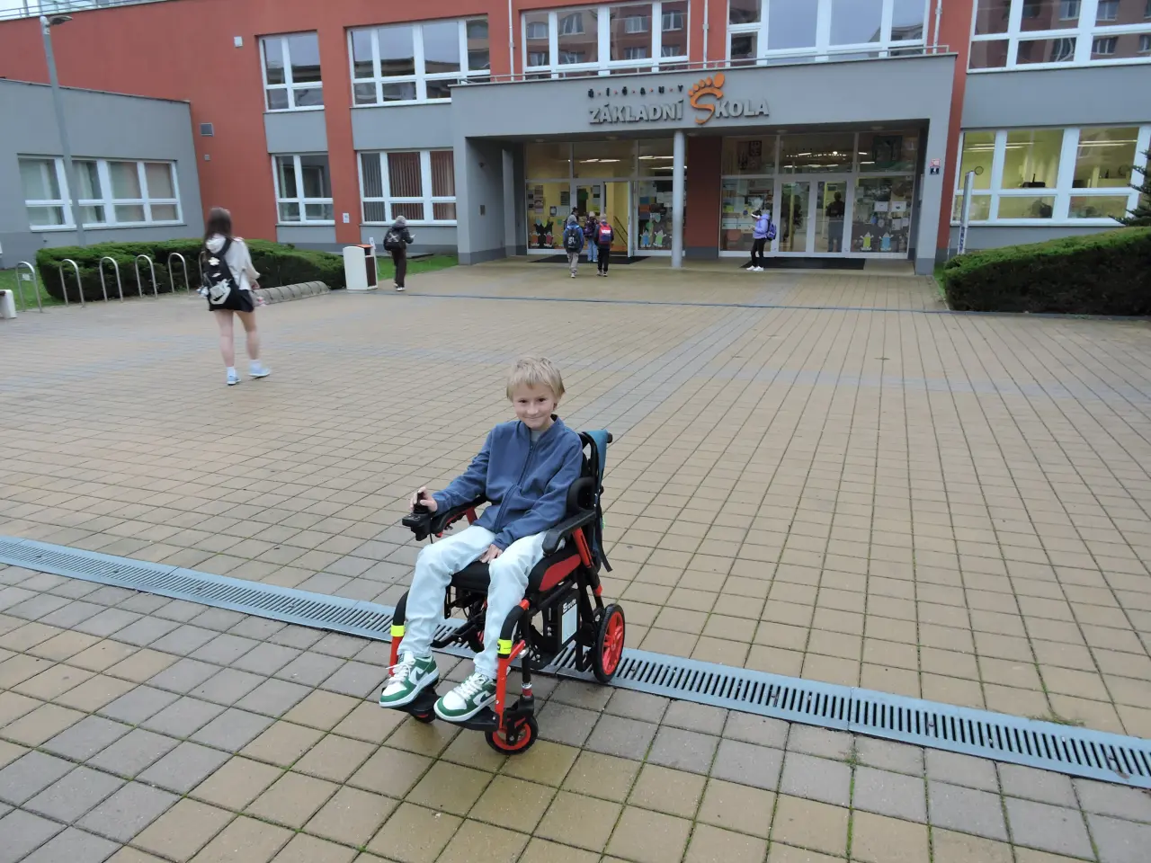 Jedeme dál! Pomozte Natanielovi na cestě.