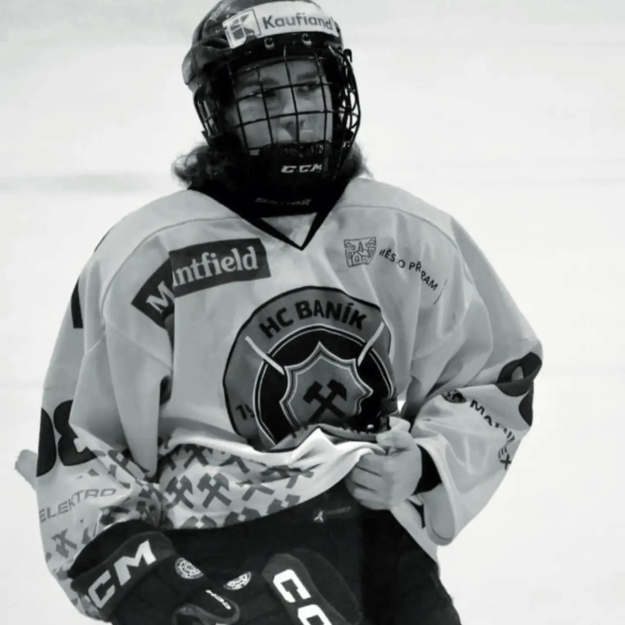 Pomozte Emče splnit  sen o studiu a hokeji v Kanadě 🏒CA❤️