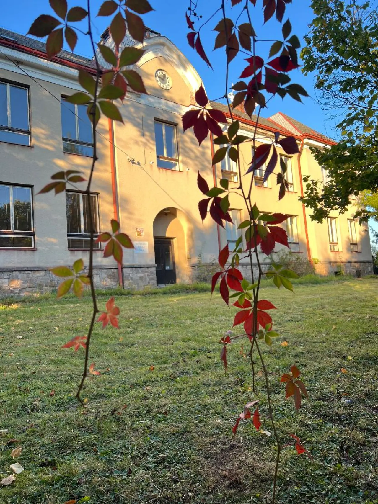 Okna pro Wau školu v Radči u Trutnova