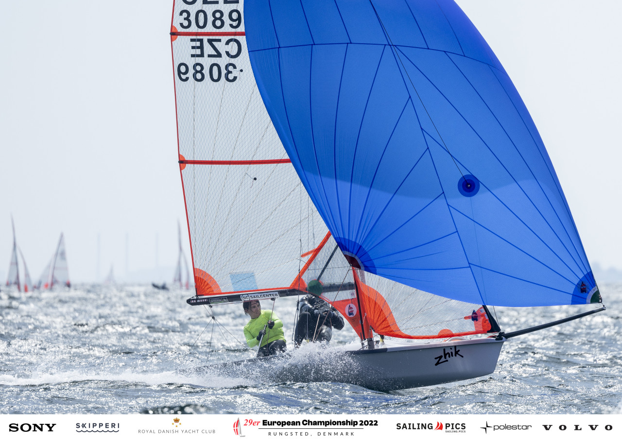 Nastartujte naši první sezónu na olympijské lodní třídě 49er!