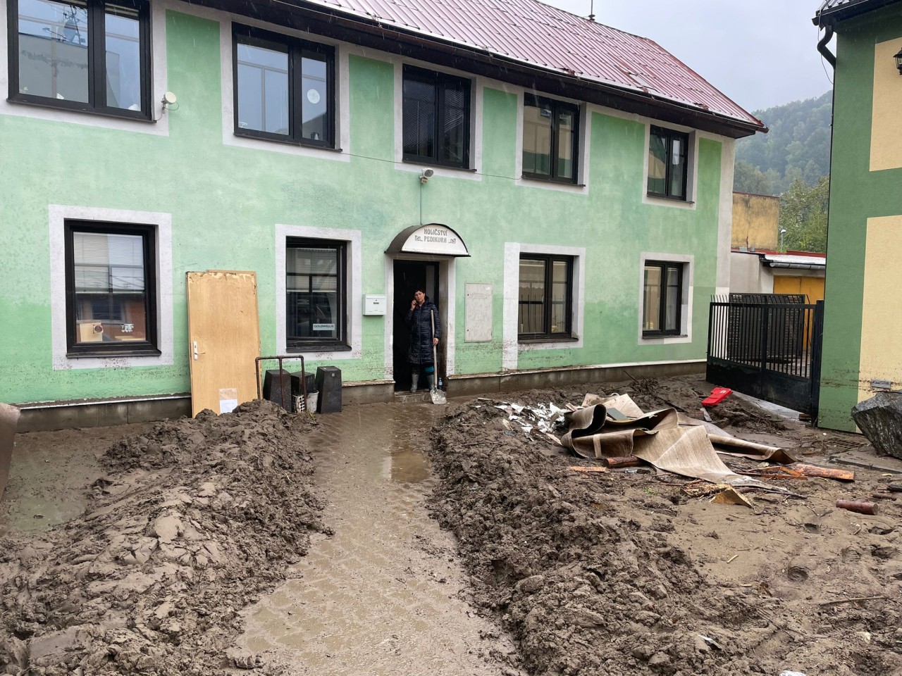 Pomozte mojí mamince zachránit její kadeřnictví (Povodně 2024)