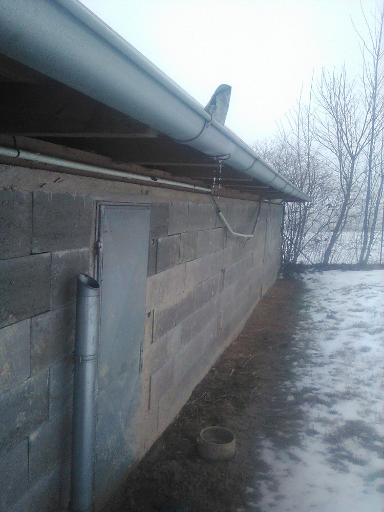 Oprava rozkousaných elektrorozvodů a okapů od pejsků v útulku Voříšek