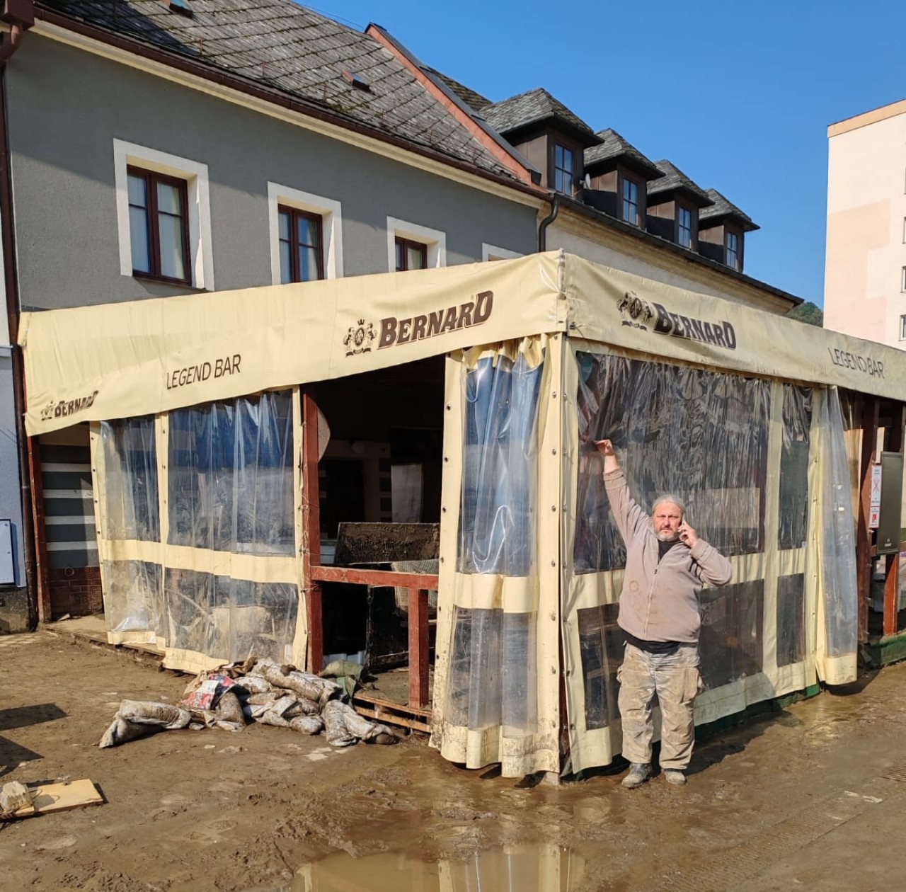 Zatopený Legend Bar na náměstí v Jeseníku potřebuje naší pomoc.