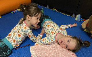 Pomoc pro Karolínku s Rozárkou, dvojčata s dětskou mozkovou obrnou
