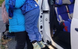 Míšovi na větší automobil s úpravami, aby se pohodlně a bezpečně posadil
