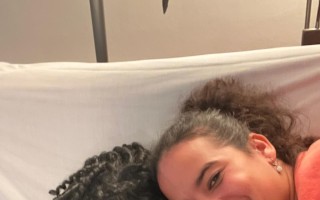 Pomozte Doře vrátit se po mozkové příhodě do života