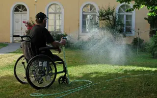 Zachraňte ohroženou pomoc lidem po úrazech