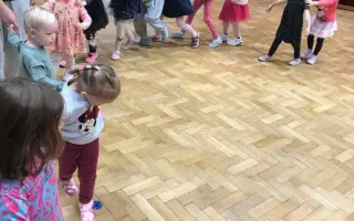 Sokolovně teče do bot