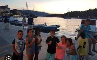 Dívají se na staré fotky od moře. Pomozme jim vytvořit nové.