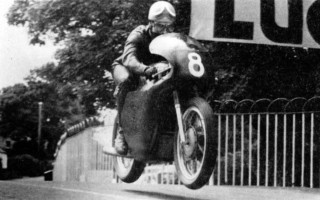 Pamětní deska motocyklové legendě Františku Šťastnému