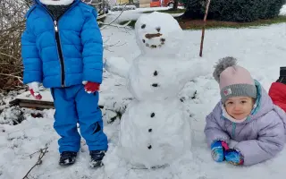 Elenka vyhrála boj o život. Teď bojuje o první kroky.