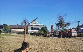 Nový dům pro Julinku a Kubíčka, jejich dům byl označen dvěma křížky = demolice