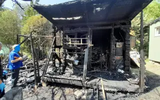 Prosím o pomoc mojí nemocné mamince, postavit znovu zahradní chatku po požáru.