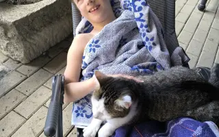 Pomozme Emičce s přepravou díky autu s nájezdovou rampou
