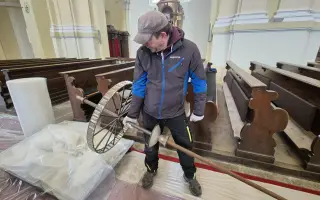 Velká oprava křišťálového lustr v hejnickém chrámu