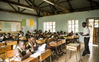 Školní pomůcky pro děti na Ostrově Naděje v Keni
