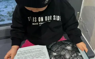 PODPOŘTE KNÍŽKU O DELFÍNOVI, KTERÁ JEDNU MÁMU ZACHRÁNILA Z HLUBIN