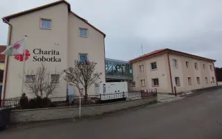 Cihla pro dědu, taška pro babču. Postavme to, než zestárneme taky!