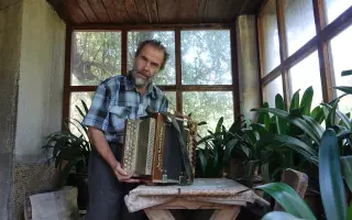 TOMÁŠOVA NEMOCNÁ HARMONIKA