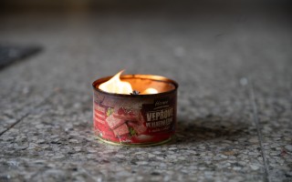 Okopní svíčky pro ukrajinské vojáky