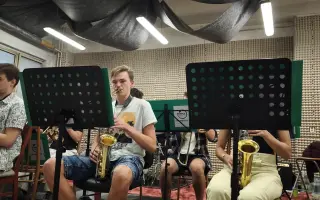 Nakrmte 20 muzikantů, aneb pomozte začínajícímu Bigbandu.