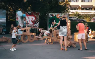 🧡 Podpořte první sousedskou slavnost na hřišti Farky v rámci Zažít město jinak!