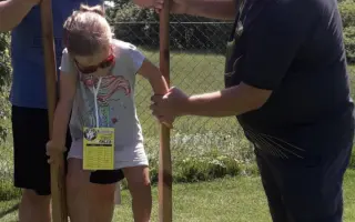 Pro manželku Janu a dceru Adélku po úmrtí manžela a tatínka