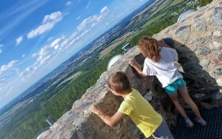 Pomozte mamince samoživitelce k cestě k novému domovu