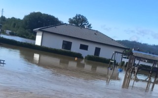 Pomoc po povodních rodině Veselých - Brantice