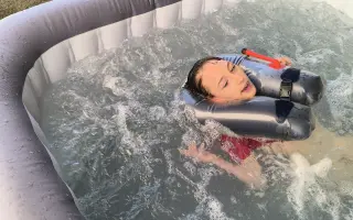 Pomozme Emičce s přepravou díky autu s nájezdovou rampou