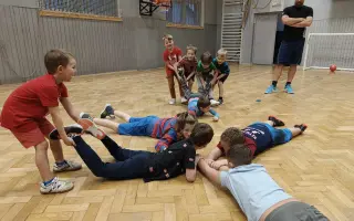 Sokolovně teče do bot