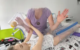 Pomozme Emičce s přepravou díky autu s nájezdovou rampou