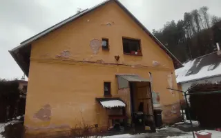 Pomozme mamince Žanetě opravit střechu, sama to nezvládne.