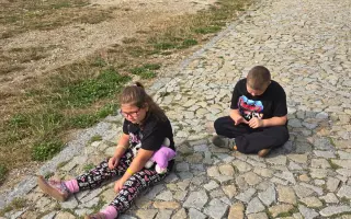 Pomozme sourozencům s autismem k bezpečnému prostředí, učení a komunikaci.