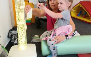 Pomoc pro Adélku a Elišku - Bemer, který jim vrací sílu, ortéza a rehabilitace