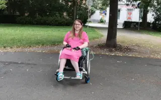 Pomožte mi sednout si na vozík, abych mohla stát v životě pevně