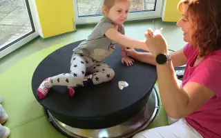 Pomoc pro Adélku a Elišku - Bemer, který jim vrací sílu, ortéza a rehabilitace