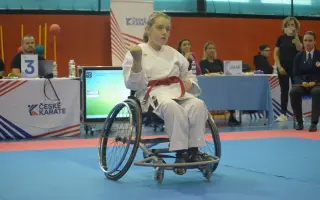 Pomozme Niki získat auto, které jí usnadní cesty do školy a domů