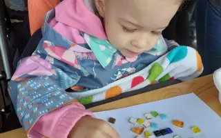 Elenka vyhrála boj o život. Teď bojuje o první kroky.