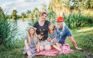 Pomozte se holkám postavit zpět na nohy po ztrátě tatínka