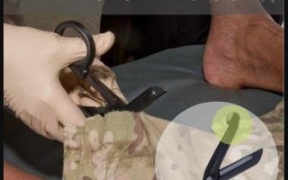 Záchranáři ve válce - Trauma nůžky