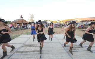 Pomozte nám udržet tradici hudebního festivalu na rodném ranči. P.S. Léto