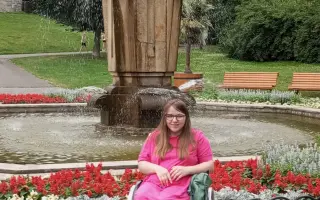 Pomožte mi sednout si na vozík, abych mohla stát v životě pevně