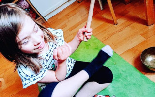 Roční jógová terapie pro Marušku s Downovým syndromem
