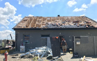 Tornádo v Hruškách - pomoc rodině Dolečkových, kteří přišli o střechu nad hlavou