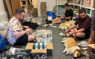 Vánoce jsou super, ale důstojná menstruace je lepší. Pomozte zajistit vložky!