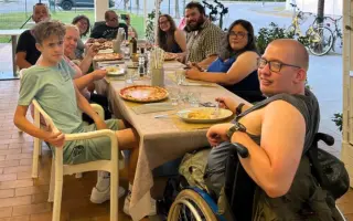 Rozbitý motor nás nezastaví: Cesta k samostatnosti pro tři hrdiny na vozíku