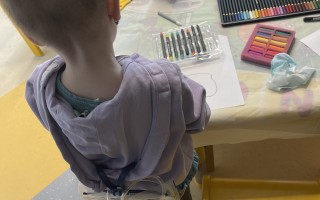 Výtvarka a hudba do nemocnic na dětskou psychiatrii, onkologii, neurologii ...
