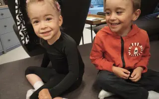 Elenka vyhrála boj o život. Teď bojuje o první kroky.