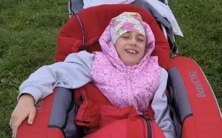 Pomozme Emičce s přepravou díky autu s nájezdovou rampou